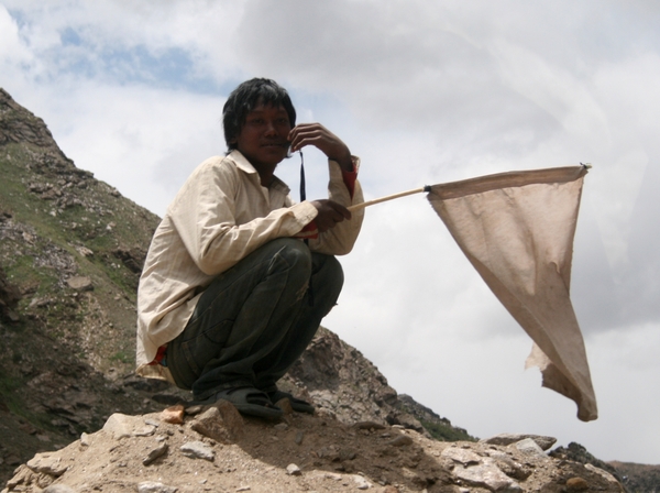 Jongen die het verkeer regelt