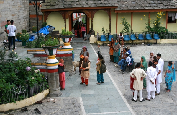 Sarahan Bhimakali Temple : reiniging vooraleer bezoek aan de temp