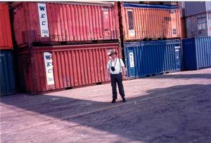 tussen de containers in de haven