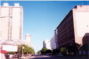 de hoofdstraat in Maputo