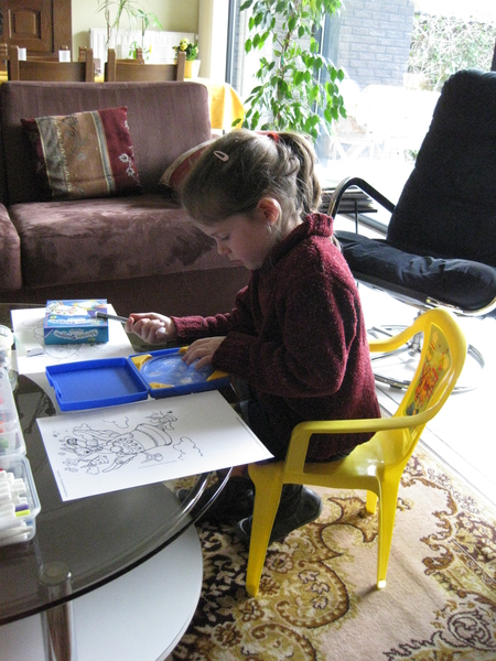 10) Jana speelt met haar designer