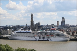Cruiseship ASUKA II in Antwerpen ...