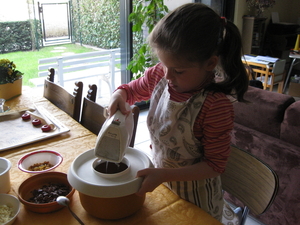 30) Met de handmixer