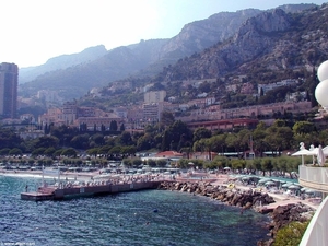 Monaco_zicht  op bergen en stad