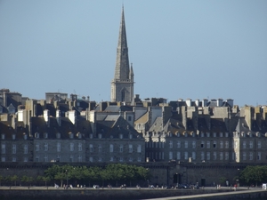 Bretagne _Saint-Malo, klokkentoren van de kathedraal Saint-Vincen