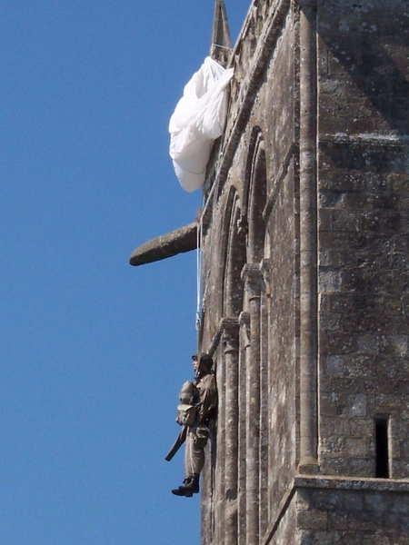 Normandie _Parachuting memorial in Sainte-Mère-Église