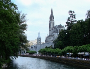 Pyreneeen _Lourdes _met heiligdommen, grot en kasteel