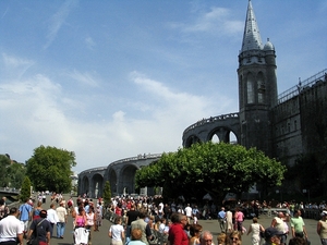 Pyreneeen _Lourdes _pelgrims bij basiliek