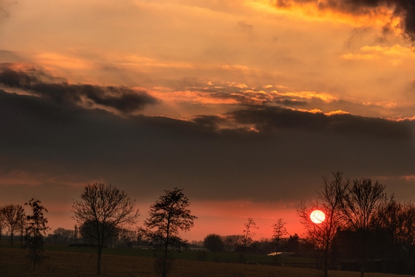 dreigende wolken bij zonsondergang