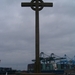 Het kruis voor de gestorven zeelieden te Zeebrugge met zicht op d