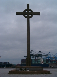 Het kruis voor de gestorven zeelieden te Zeebrugge met zicht op d