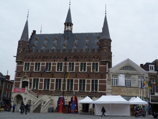 026-Stadhuis en reuzen van Geraardsbergen