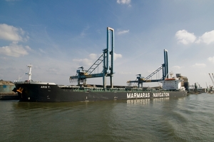 Bulkcarrier aan kaai 506