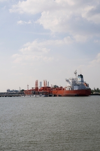 chemische tanker aan de kade