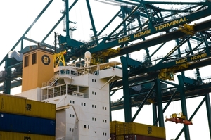 en containers met miljoenen
