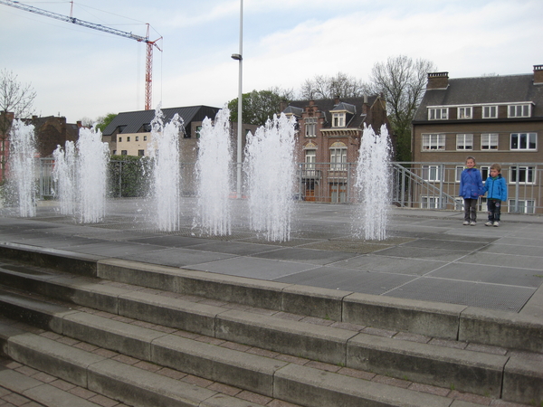 43) Aan de fonteinen op 30 april