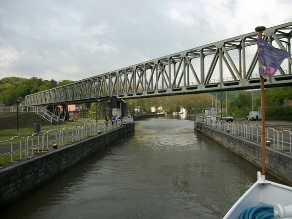030-Openen van sluis in Anseremme bij 2.40m h water...