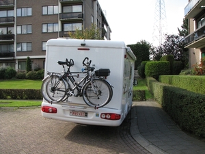 Achteraanzicht met fietsen erop