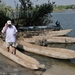 Overzet met kano's naar Namibisch dorp.