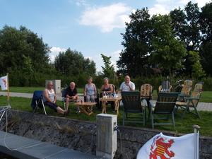 gezellige borrel aan de wal.