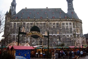 Aken_kerstmarkt voor stadhuis