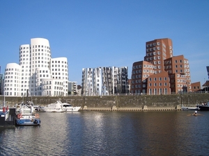 Dusseldorf _Rijn en kantoorgebouwen