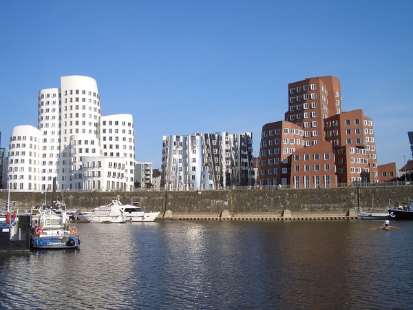 Dusseldorf _Rijn en kantoorgebouwen
