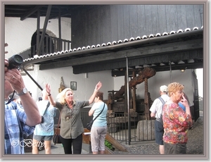 Madeleine roept de groep bijeen.