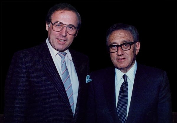 Tony Sandler en Henry Kissinger