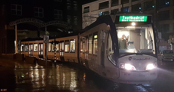 Nachtelijke testen met een Regio Citadis in het Haagse centrum   