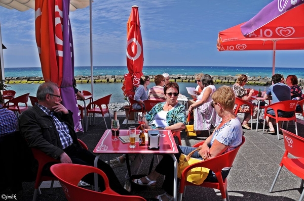 Dag 1  Op terras aan strand voor het hotel