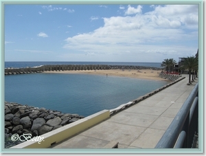 Wit strand van Calheta, zand ingevoerd van uit Marokko.