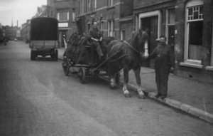 Kolenwagen in de Newtonstraat.