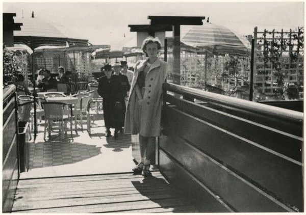 Grote Marktstraat, daktuin Bijenkorf.ca 1945