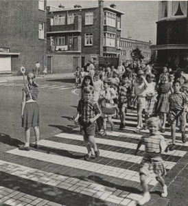 Linnaeusstraat-Oudemansstraat met een 'Klaar-Over' 1960