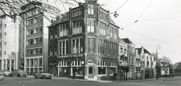 Scheveningseveer, hoek Zeestraat, gezien naar de Mauritskade