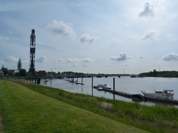 25-Kraan op-De zaat-symbool scheepsbouwverleden