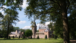 Kasteel Heeswijk met links koetshuis