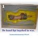 06 DE HAND VAN JOZEF LIGT INGEBED IN DE WAS