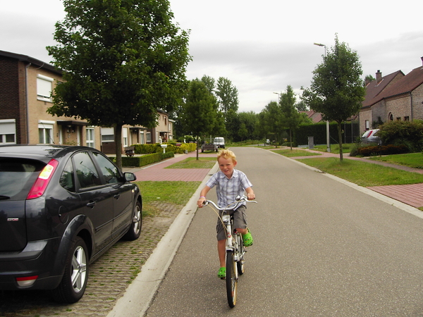 jonas voor de 1 maaj met mini fiets