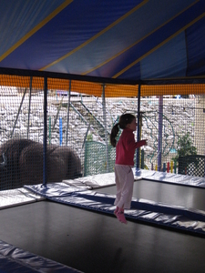 34) Jana op de trampoline