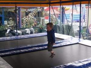 35) Ruben op de trampoline