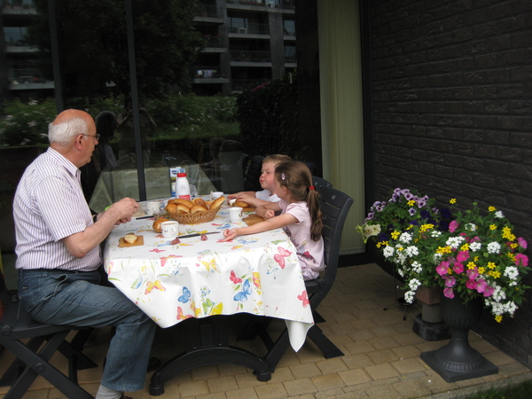 70) Met pepee aan tafel