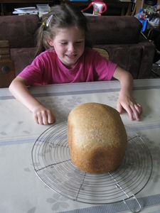 124) Jana met haar zelfgebakken broodje