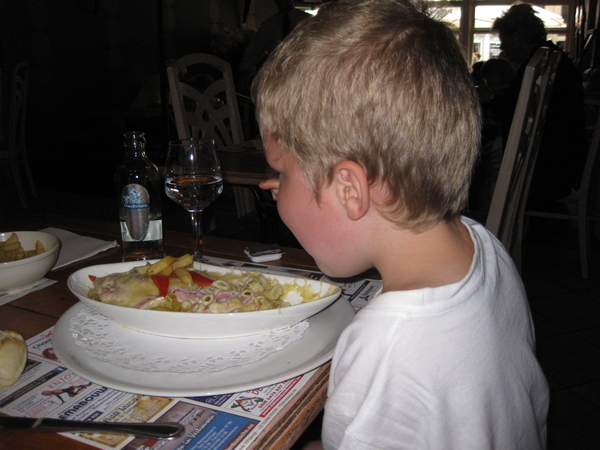 190) Ruben eet deegwaren met hesp & kaas