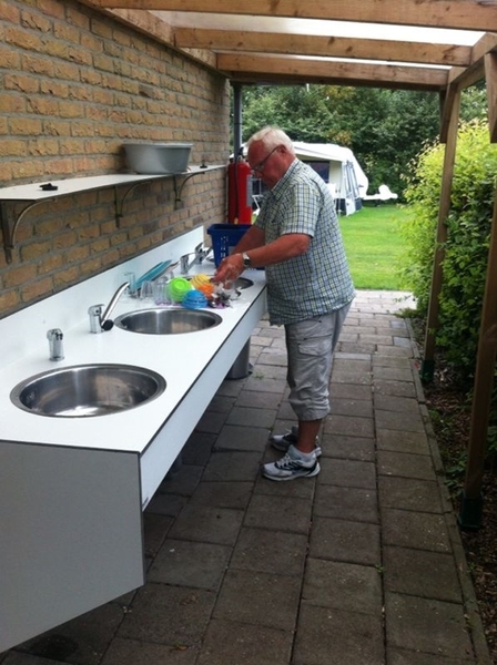 Michiel aan de afwas.