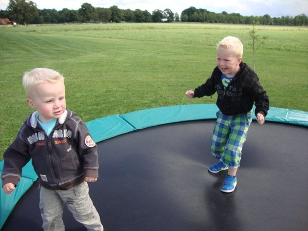 Niels en  Ruben bij Opa en Oma in Vorden.