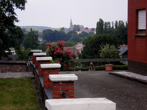 Onder den toren staan de auto's