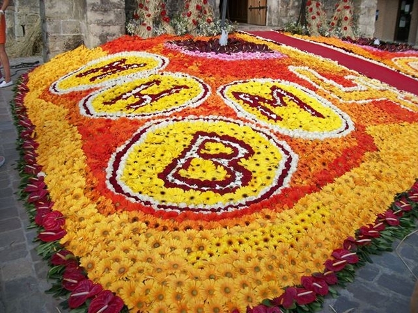004-Bloementapijt met letters van 4 faluintjesgemeenten