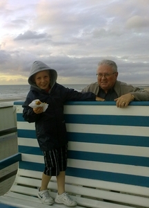 een opa aan zee is altijd plezierig